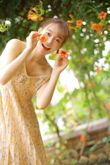 女性黑色蕾丝抹胸开叉短裙拔萝卜